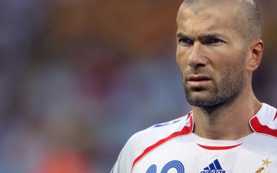 升博电竞热评-于帕梅卡诺乌龙球后社交媒体被冲