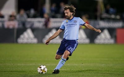 升博电竞播报-迈尼昂手套上写有特殊字样